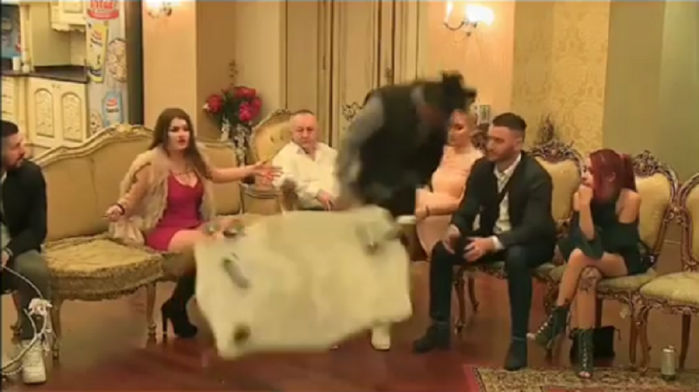 Mastor lomio sve pred sobom u Parovima! Nisu mogli da ga obuzdaju pa napustio vilu (VIDEO)