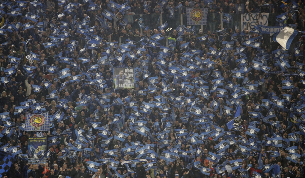 Oduševljeni navijači drmali automobile svojim herojima! (VIDEO)