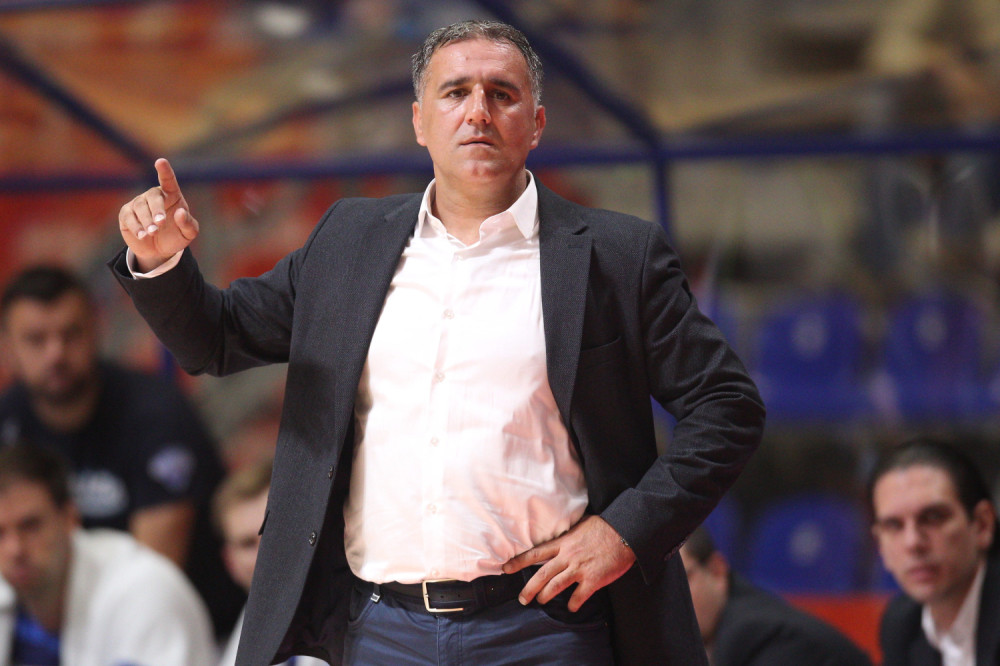 Srpski trener ne može više da ćuti, ispljuvao svoje igrače na sva usta: "Ovo nisam video u karijeri!"