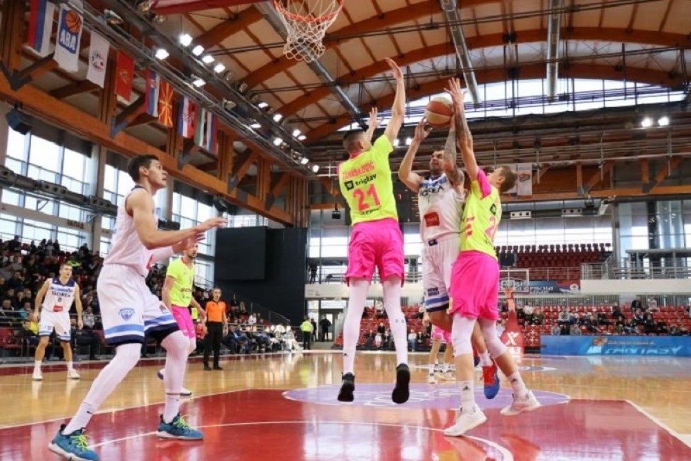 Mesiček trojkom doneo radost igračima Mege! (FOTO/VIDEO)