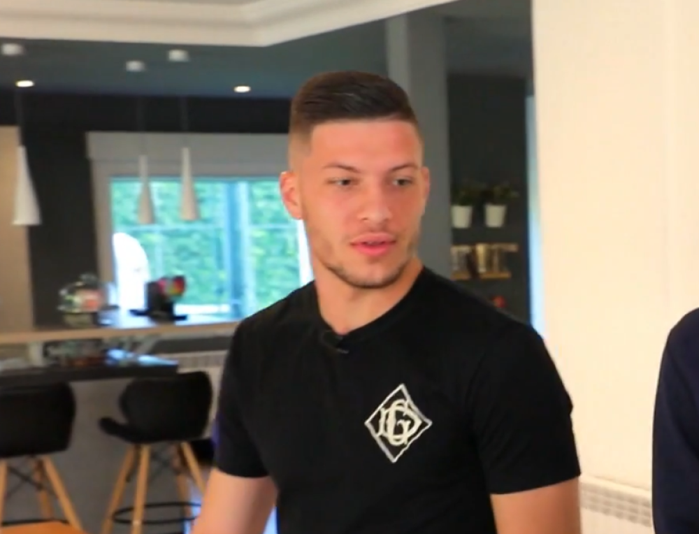 Raskinuo je vezu sa majkom svog sina, sad "zapalio" obožavateljke i otkrio javnosti s kim živi! Kamera ih snimila zajedno (FOTO)