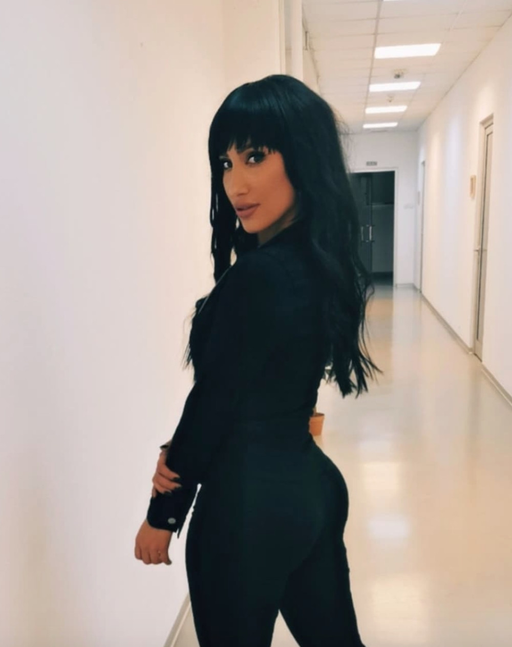 Angellina šokirala javnost novom objavom, skinula se pored bazena, pa pokazala čime raspolaže! (FOTO/VIDEO)