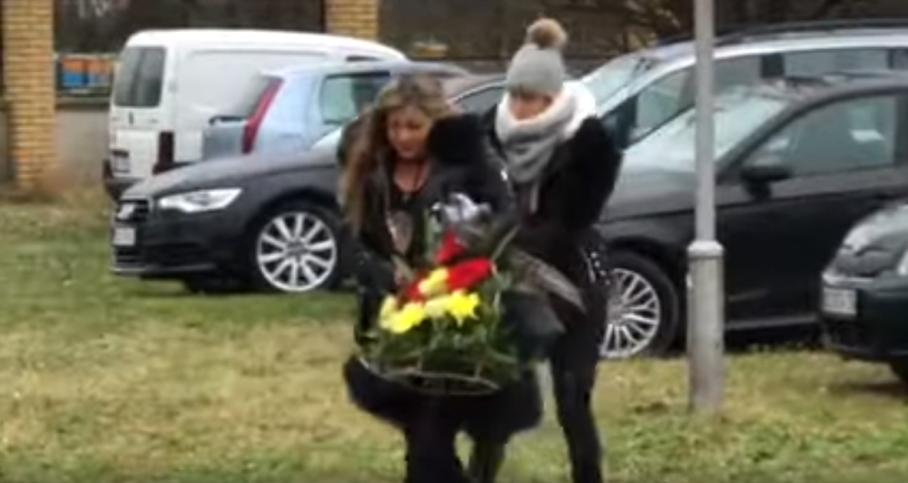 Danas će biti održana sahrana Davidovog i Dejanovog dede: Prijatelji i porodica se okupili (FOTO+VIDEO)