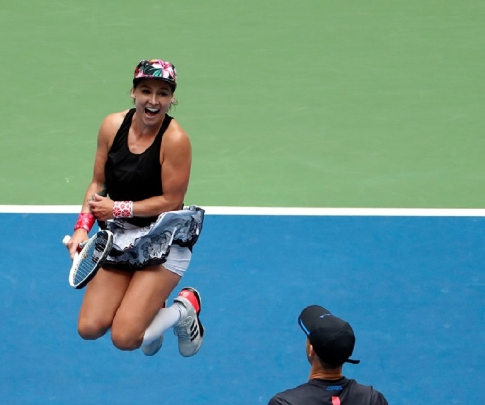 Višestruka Grend slem šampionka se popela na vrh brda pa pokazala gole grudi! (FOTO)