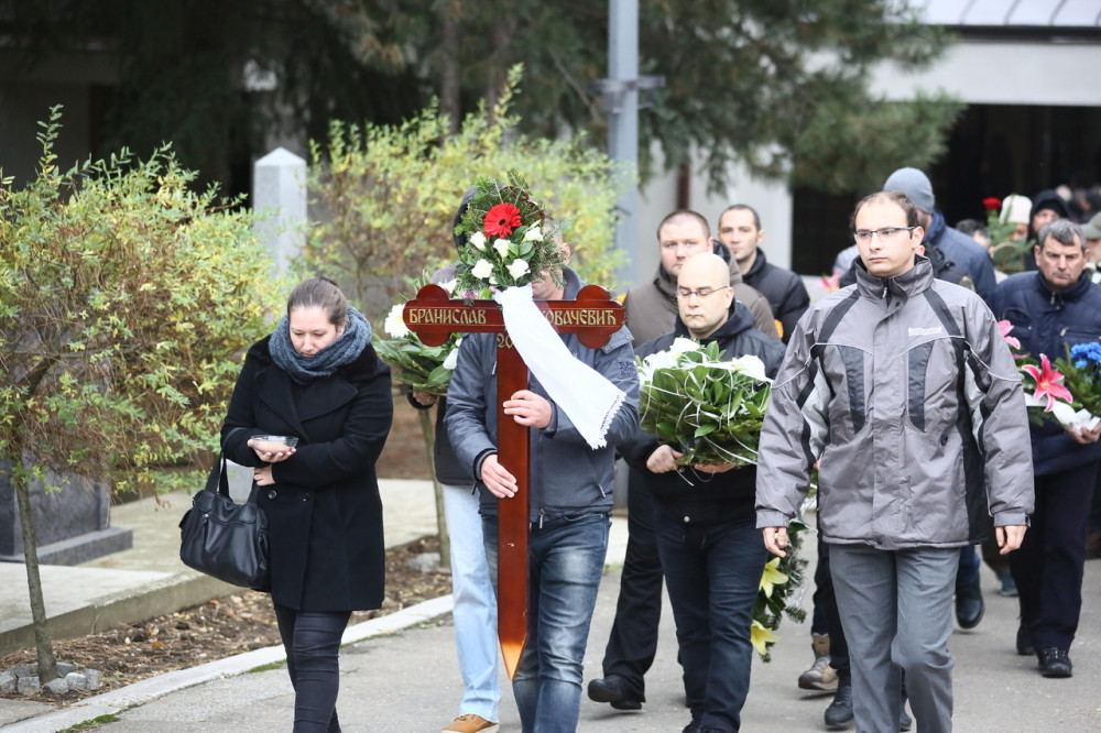 Sahranjen Bane Kovačević: Potresan govor održala žena koja ga je poznavala čitav život! Lešćem odzvanjaju urlici (FOTO)