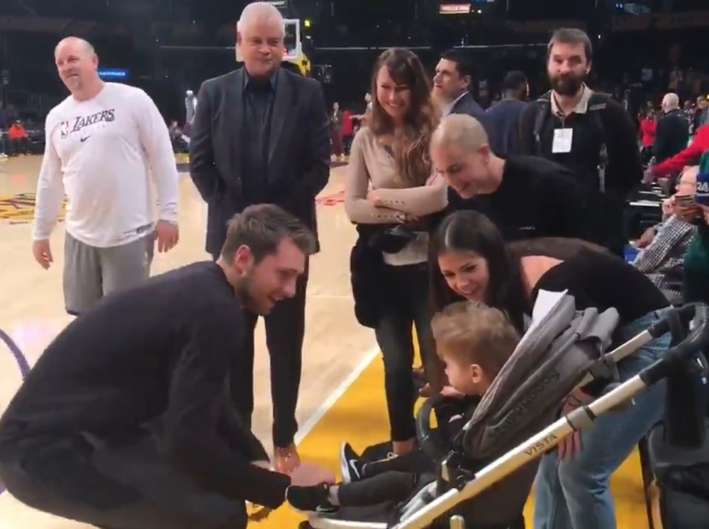 Dončić pomagao da se prikupe novčana sredstva za bolesnog dečaka iz Slovenije, pa ga ugostio na utakmici! (VIDEO)