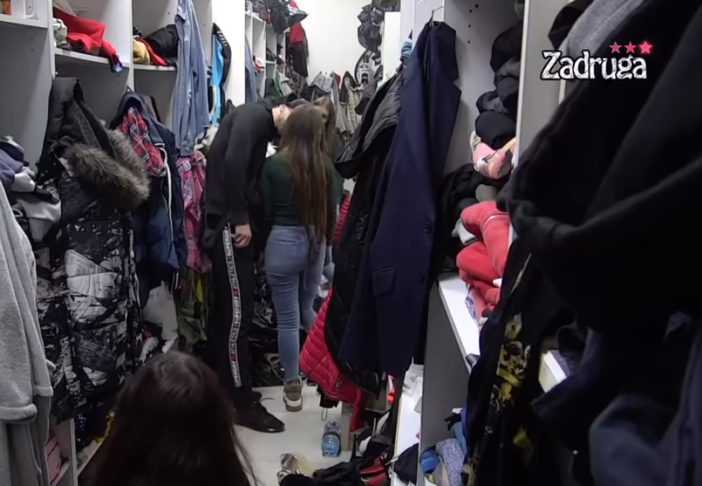 Vladimir i Dragana se dohvatili, pa joj on zavukao ruku u pantalone (VIDEO)