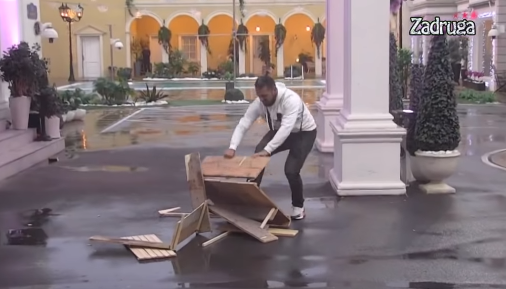 Bora Santana polomio sve po dvorištu! Bes kipti iz njega,a ona je kriva za sve (VIDEO)