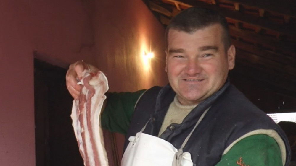 Uveliko se oštre noževi, vatra je potpaljena - od Mitrovdana do nove godine cela Šumadija priča o njegovom specijalitetu koji isceljuje (foto)