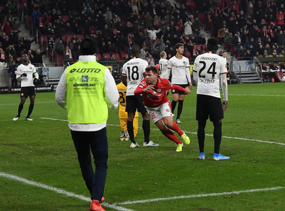 Ajntraht nije uspeo da izdrži sa igračem manje! (FOTO/VIDEO)