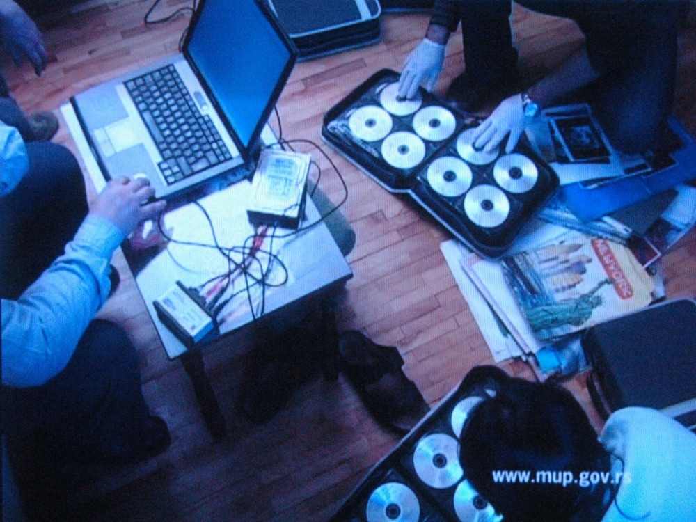 Traže srpske devojčice od 11 i devojke do 25 godina, plaćaju za njih 120.000 evra i onda ih odvlače u jazbinu!