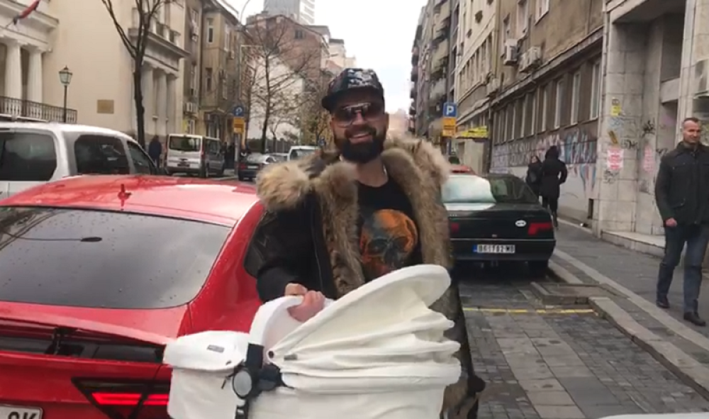 Saša Kapor došao po Nikolinu i ćerku Nikoletu u porodilište: Obećao da će menjati pelene (VIDEO)