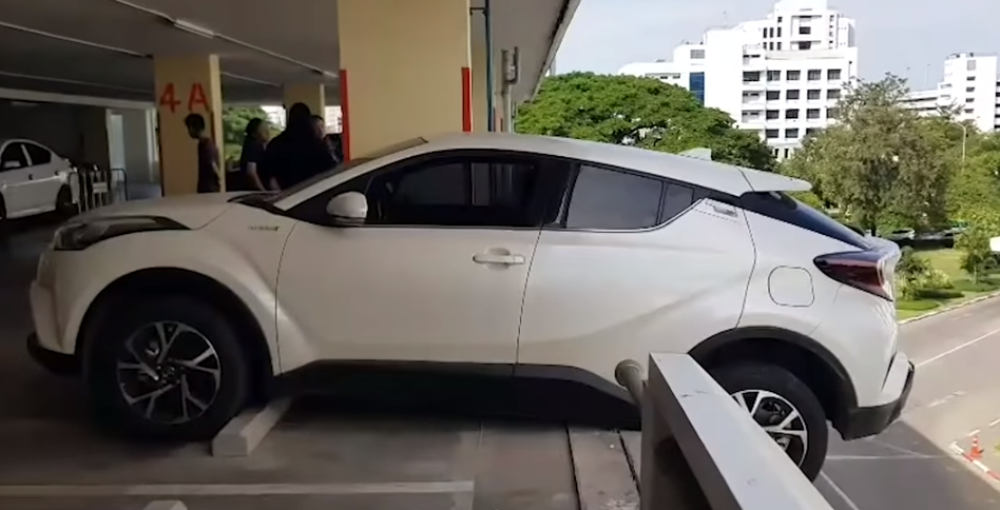 Pomešala gas i kočnicu, milimetar je falio da se skroz slupa i padne sa trećeg sprata prazne garaže (VIDEO)