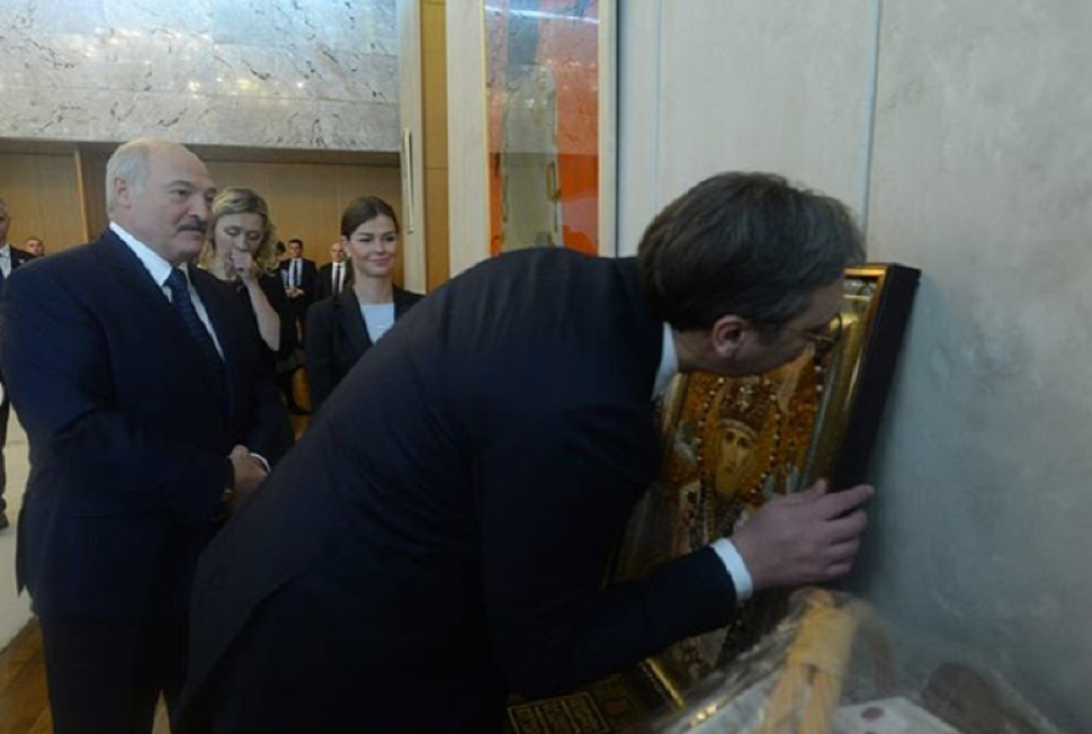 Vučić se oduševio kada je video šta je dobio od Lukašenka! (FOTO)