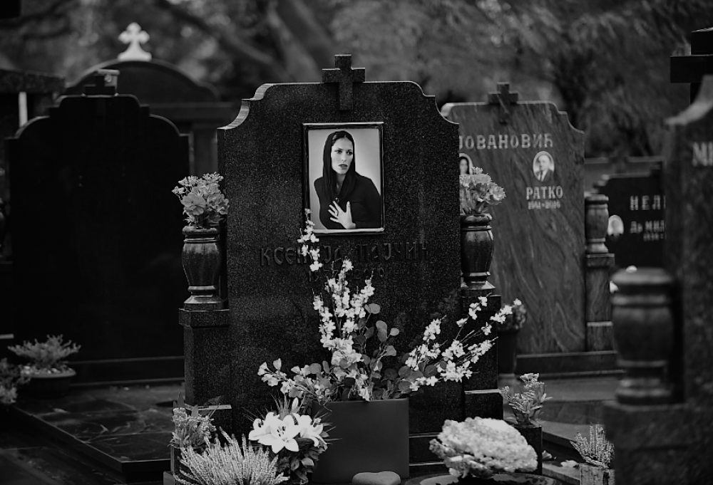 Majka pokojne Ksenije Pajčin u suzama obeležila 42. rođendan svoje ćerke! Jecaji se prolamaju grobljem (FOTO)