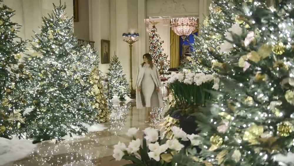 Melanija Tramp otvorila vrata Bele kuće i pokazala luksuznu novogodišnju dekoraciju! (FOTO)