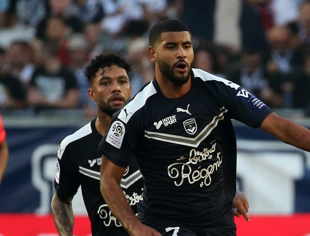 Sudija pozvao igrače da beže u svlačionicu, posle 15 minuta došlo do kolapsa na stadionu (FOTO)