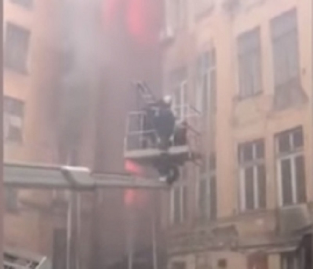 Gori 2.000 kvadrata, postoji opasnost da se sve uruši!