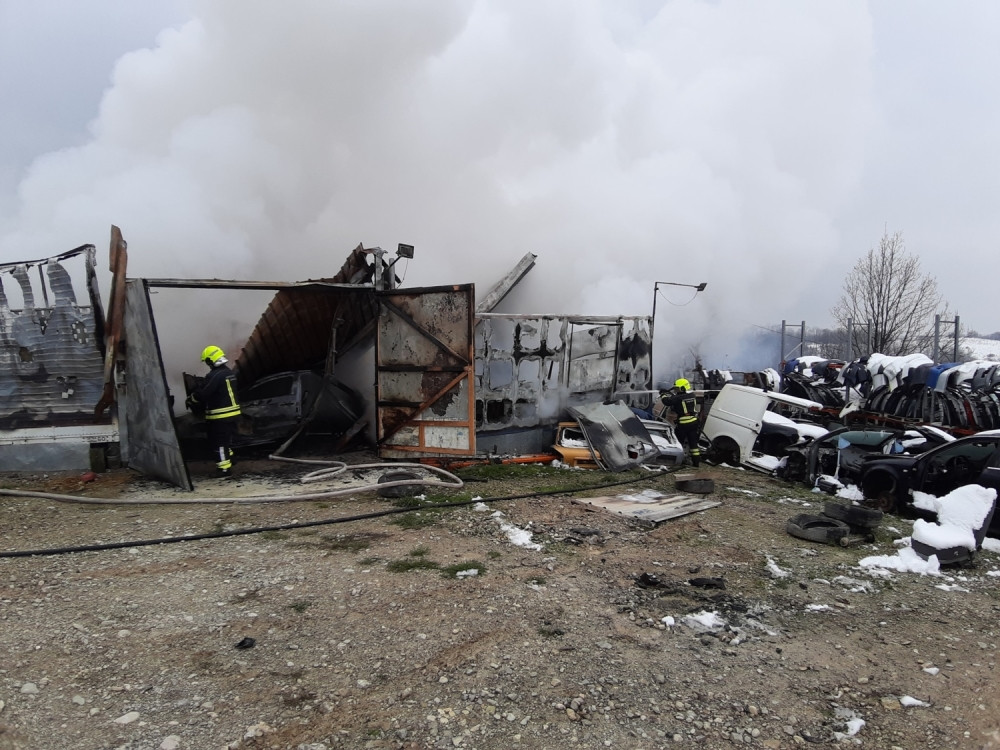 Izgorela hala auto-otpada