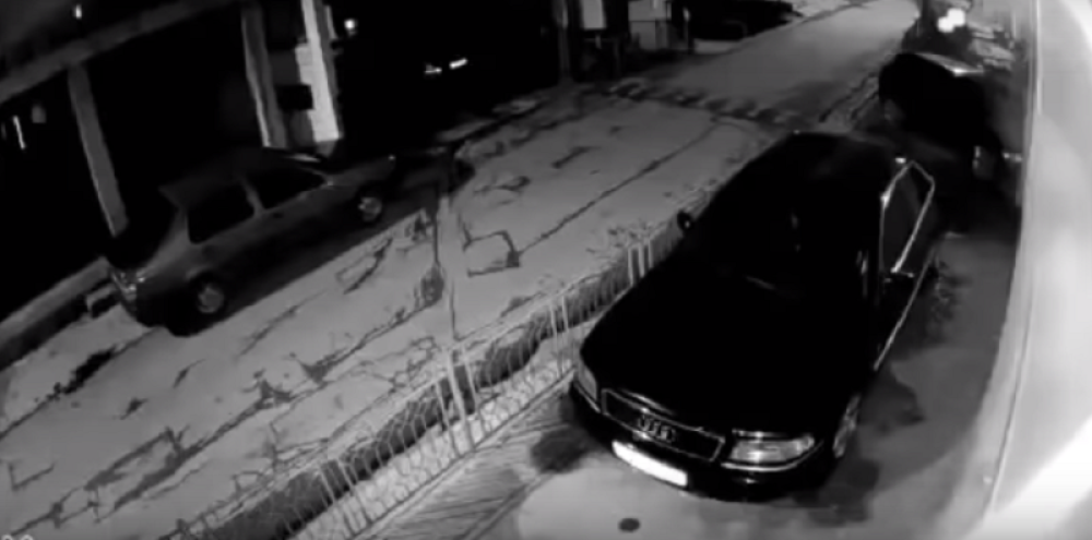 Crni automobil ruši devojku na pešačkom, ali jedna veoma bitna stvar se ne vidi