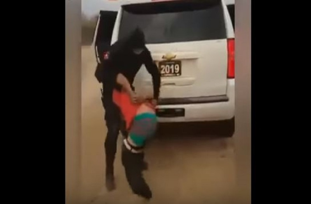 "Skini mu pantalone!" Neće mu više pasti na pamet (VIDEO +18)