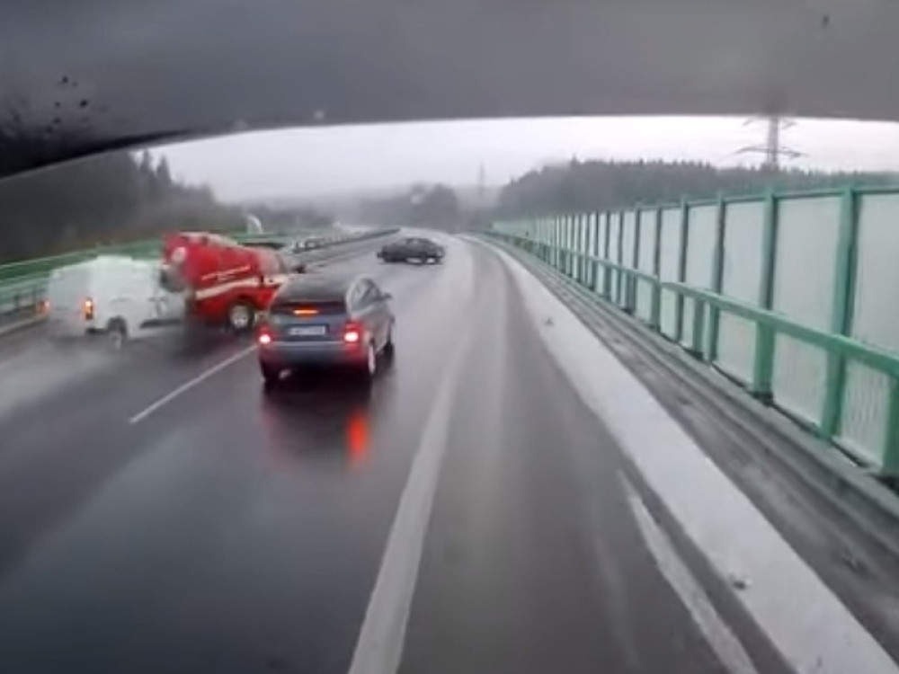 Snimak koji ledi krv u žilama! Na auto-putu umalo došlo do pravog užasa! (VIDEO)