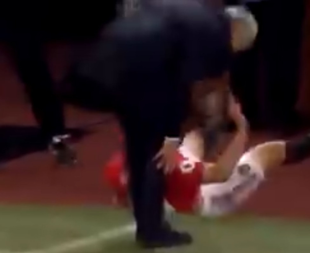 Murinjo se vratio na "Teatru snova", fudbaler Junajteda skočio na njega pa ga povredio! (VIDEO)