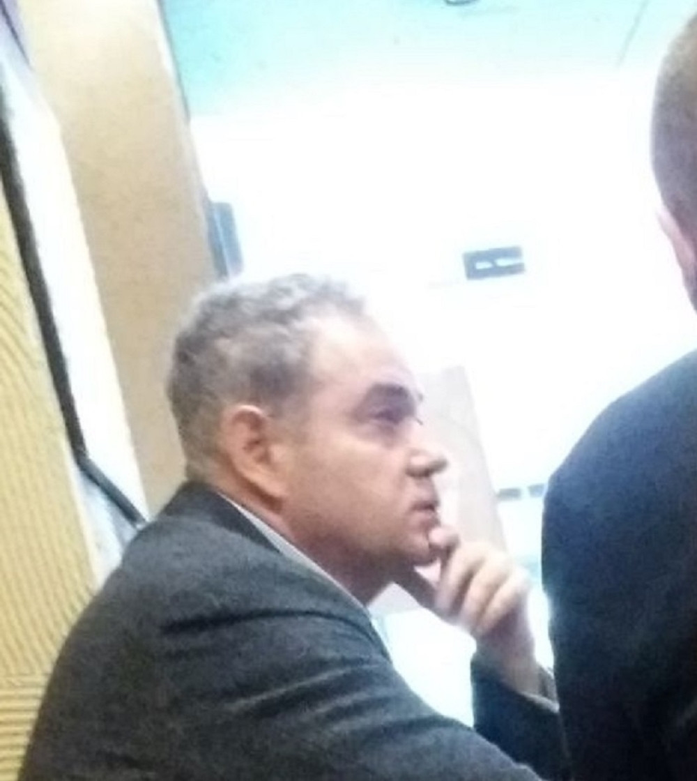 Sedi u Nušićevoj sa advokatom, drži se za glavu, situacija je izgleda ozbiljna (FOTO)