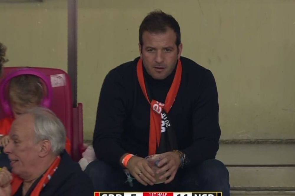 Legendarni bivši fudbaler Reala gleda srpske rukometašice, a ova lepotica je razlog što je na tribinama! (FOTO/VIDEO)