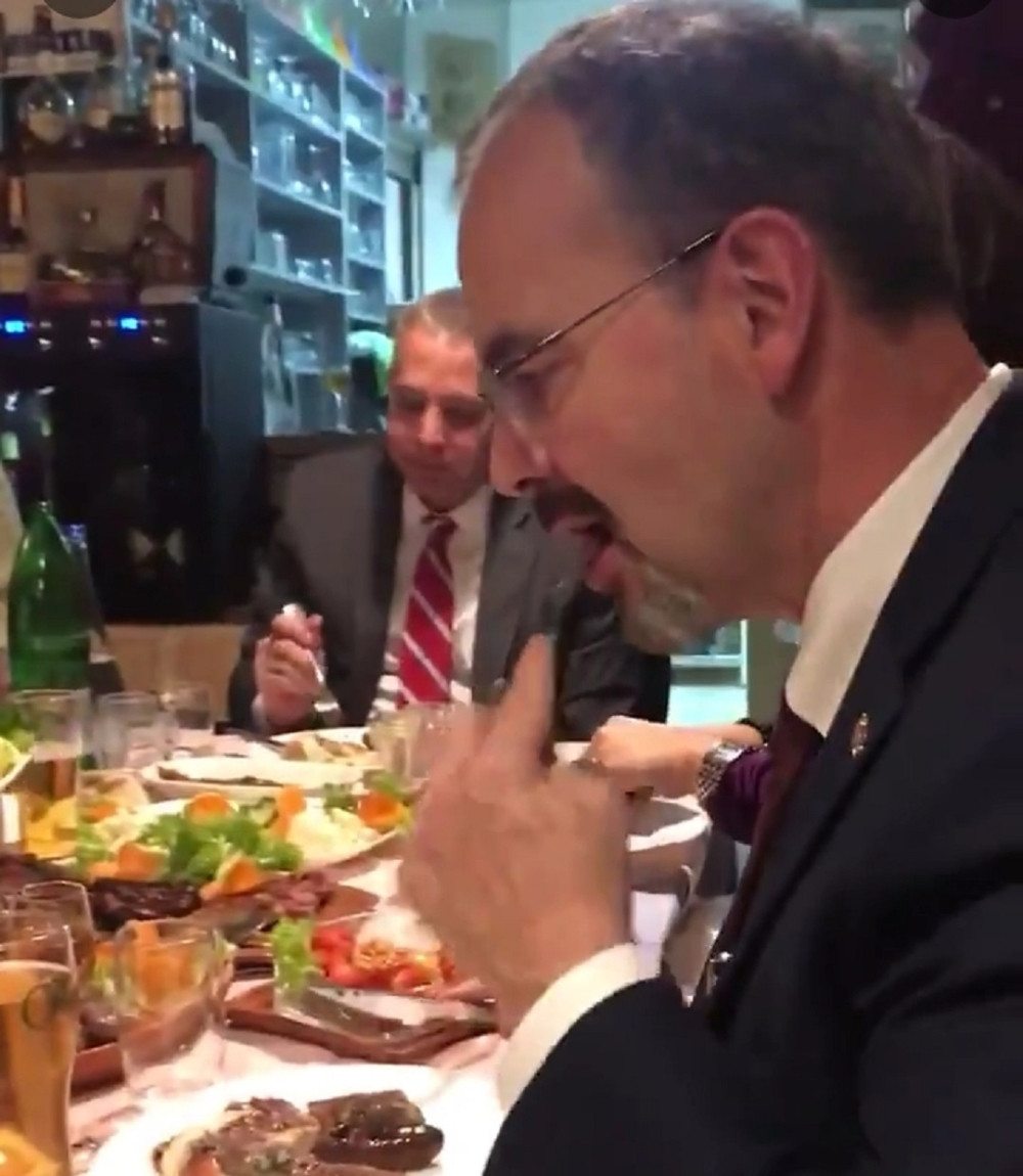 Američki ambasador krenuo na put po nažoj zemlji, kaže da ima samo jednu želju, ali Srbi sumnjaju na krajnje namere