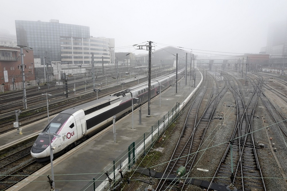 Posle ove odluke Makrona Francuzi su pokrenuli brutalnu odmazdu! Sablasne scene na ulicama! (FOTO)