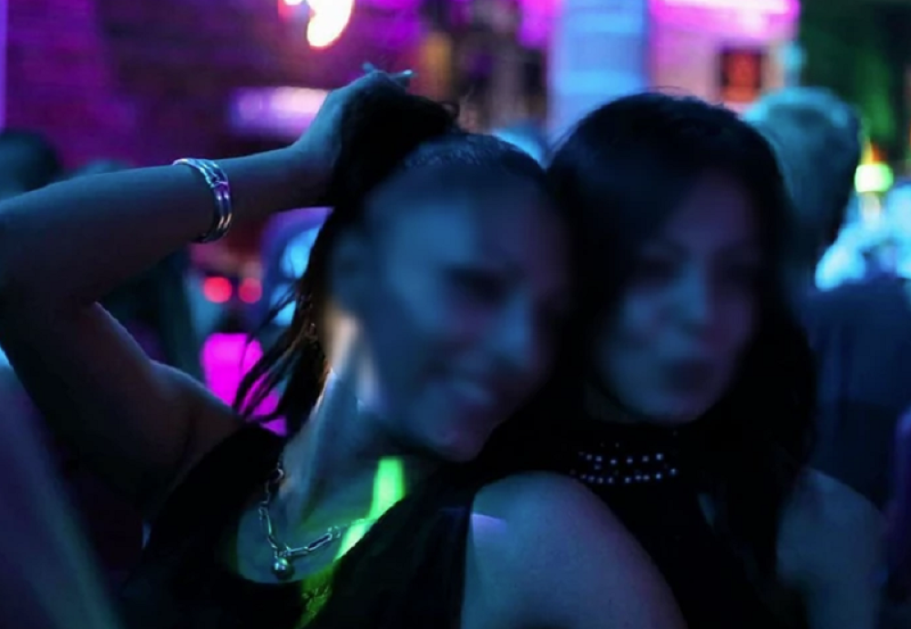 Danju išle u crkvu, radile kao čistačica u biblioteci i na očitavanju struje, a noću polugole u klubovima, pokazivale srednji prst - bile su prave "gospodarice pakla" (FOTO)