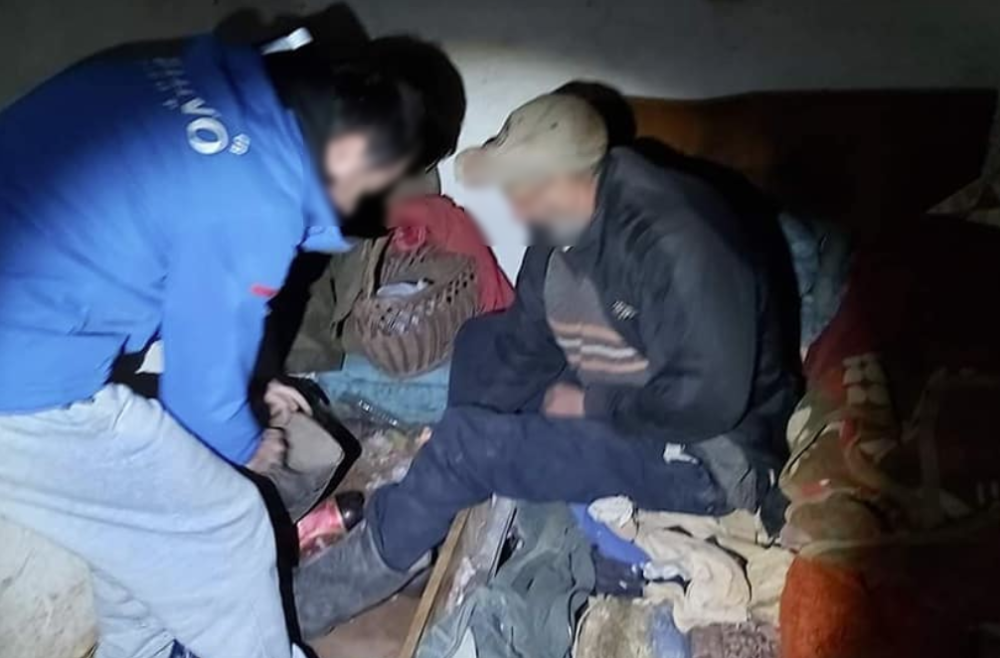 Ušli su u urušenu kuću u dalekom selu Sinja Glava, kada su ga videli sledili su se od užasa! (FOTO)