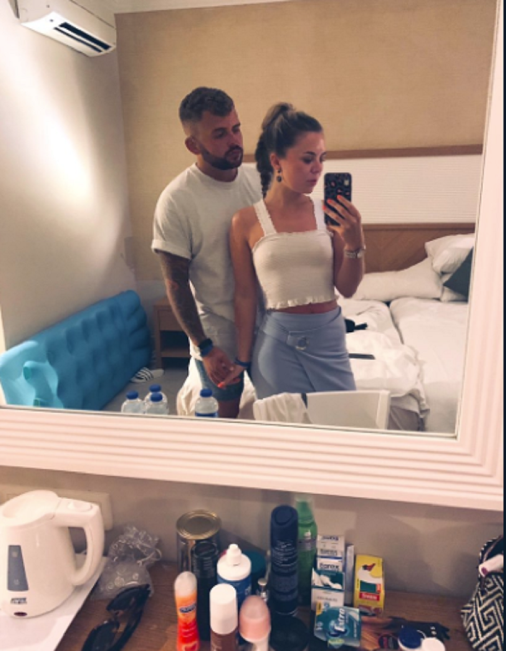 Poslala je mami sliku sa dečkom, ali nije videla jedan sraman detalj! Da se ubije od blama! (FOTO)