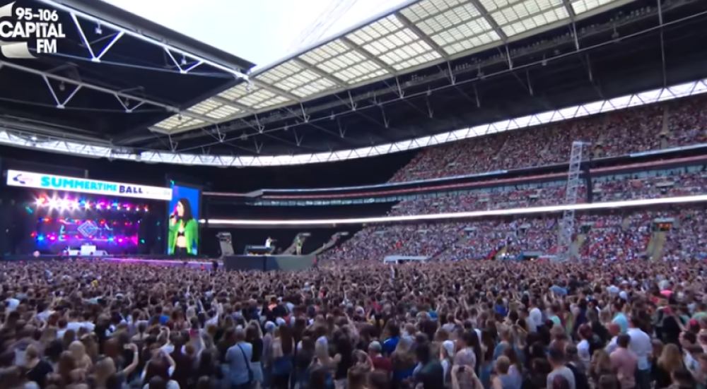 Poznatoj pevačici ispale si*e, a na sve to zavukla ruke u pantalone! (FOTO)