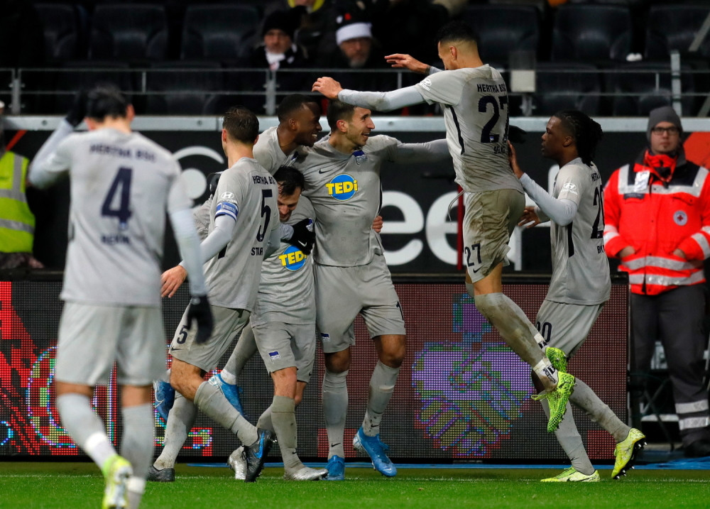 Srbin najavio iznenađenje, Ajntraht se izvukao u završnici meča (VIDEO)