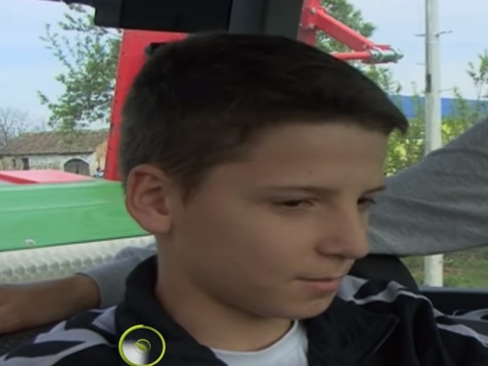 Nikola (12) posle škole se bavi onim što njegovi vršnjaci ne mogu da zamisle! Dečak iz Pančeva  vozi traktor "kao mator" i pomaže porodičnom biznisu!