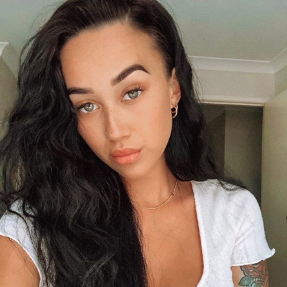 Šta bi ste joj vi rekli? Mobilnim telefonom slikala je svoje "atribute" pa dobila kaznu! (FOTO)