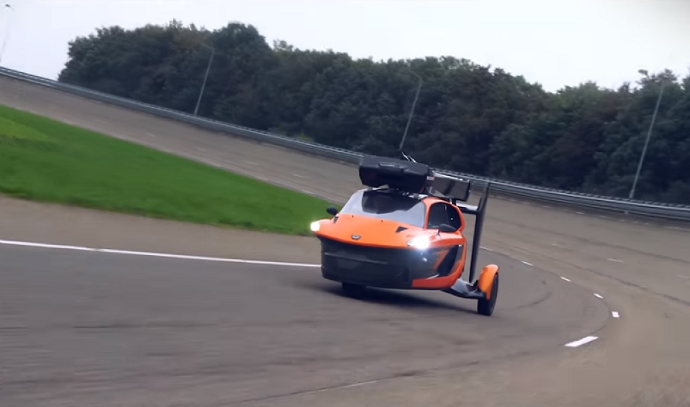 Leteći automobili kreću u masovnu proizvodnju. Holanđani prodali 70 primeraka, na putevima i u vazduhu su za godinu dana! (VIDEO)