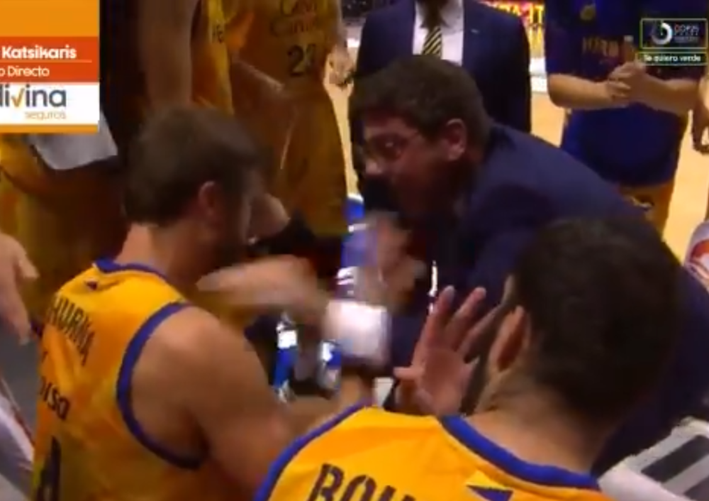 Slavni trener prvo čupao za kosu, zatim šamarao igrača na klupi! Urlao iz sveg glasa, ponizio ga kao poslednjeg gubitnika (VIDEO)