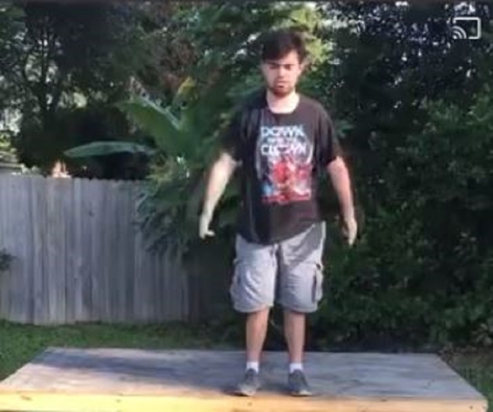 Katastrofalna greška! Skočio na bodljikavu žicu, a razlog je još bizarniji (VIDEO)