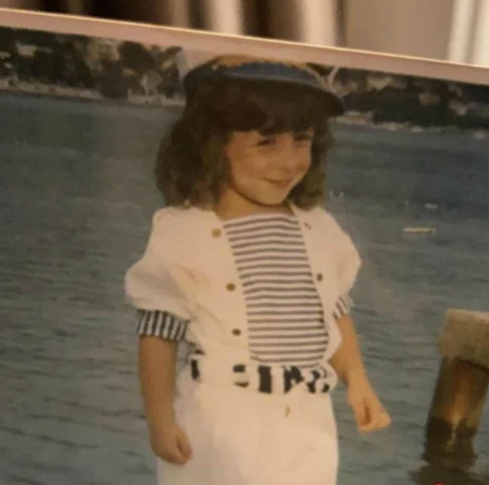 Da li prepoznajete popularnu pevačicu sa slike? Nekad je imala kuštravu i kratku kosu