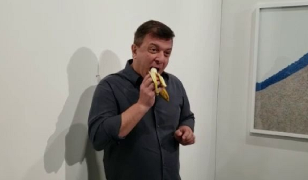 Umetnika je zalepio bananu za zid i prodao je za 120.000 dolara, a onda je njegov kolega pojeo!