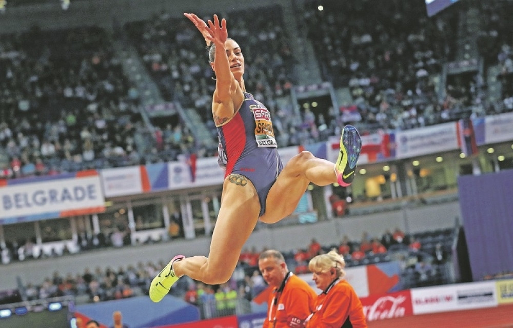 Ivana Španović pokazala izvajanu figuru, pogledajte kako izgledaju njeni treninzi na plažama Dubaija! (VIDEO)