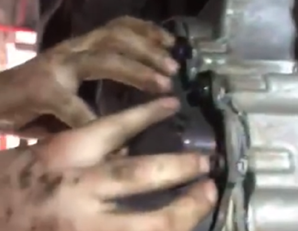 Motor zakucao skroz, osećao se miris paljevine. Kad je automehaničar skinuo čep, iskočila je odvratna stvar (VIDEO)