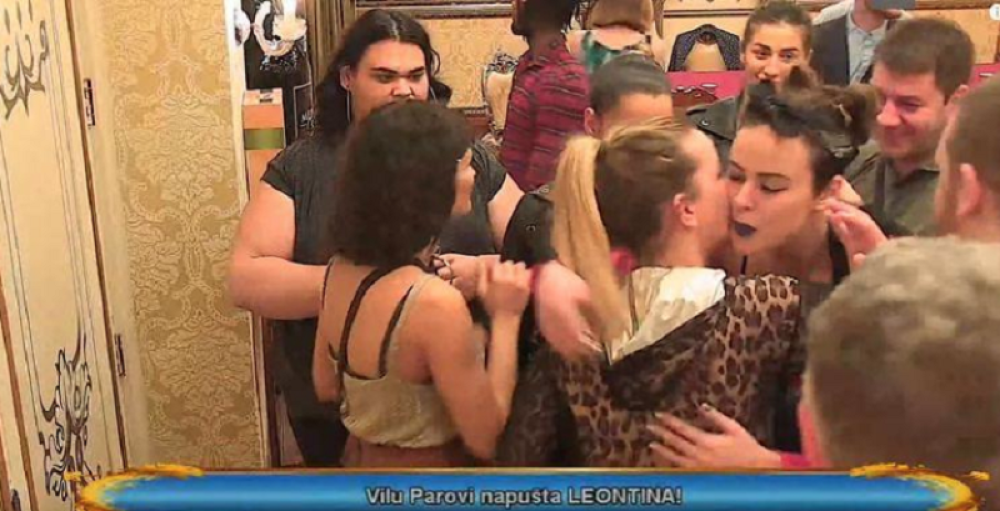 Ona je sinoć uplakana napustila vilu Parova (FOTO)