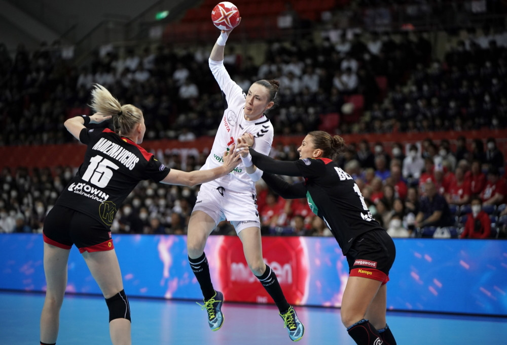 Nemice pale pred našim heroinama