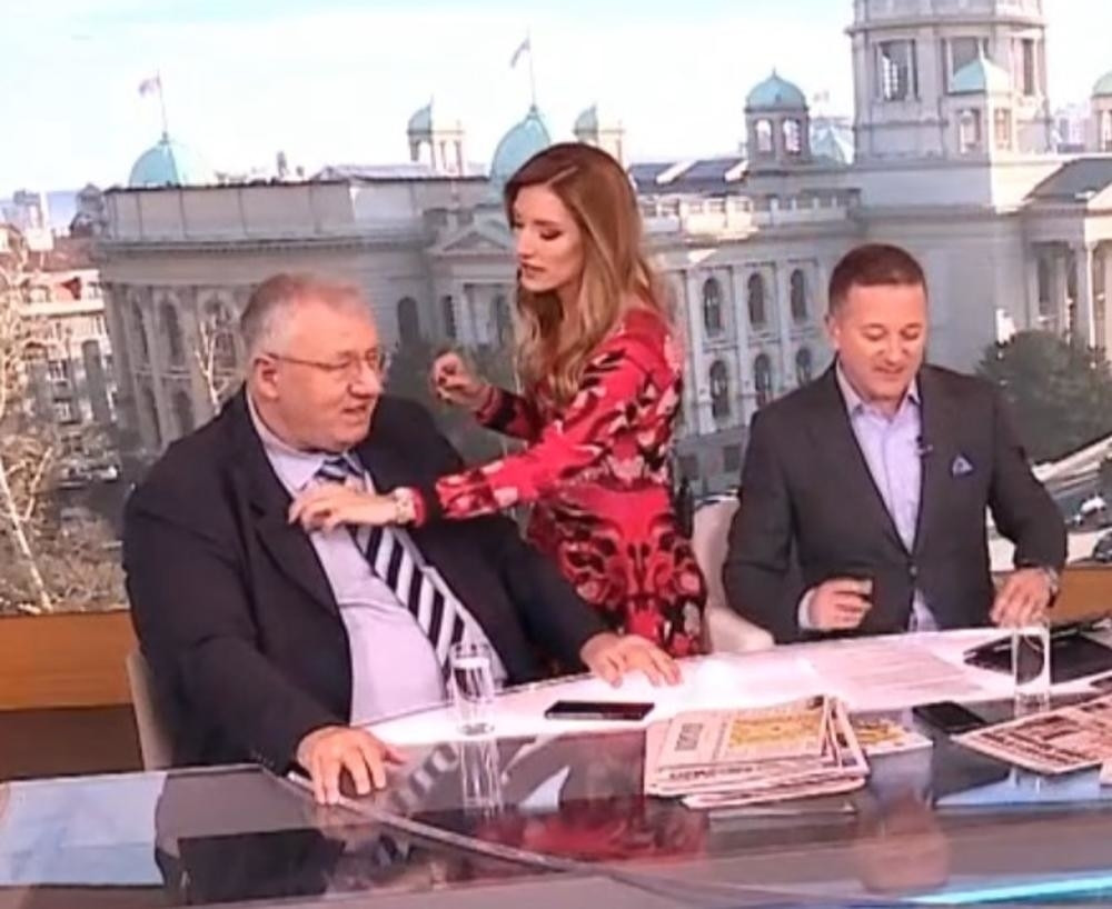 Šešelj u Jutarnjem spomenuo Jovani ljubomornog muža, a onda je ona ustala sa stolice i krenula ka njemu