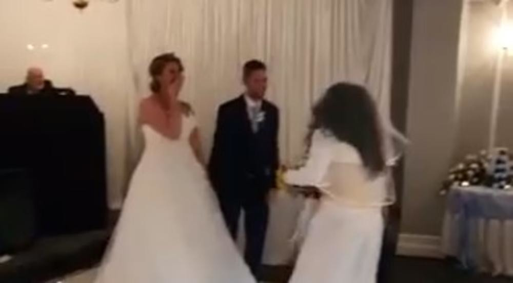 Uletela žena u venčanici, tukla mladoženju i vikala: Trebalo je da to budem ja! (VIDEO)