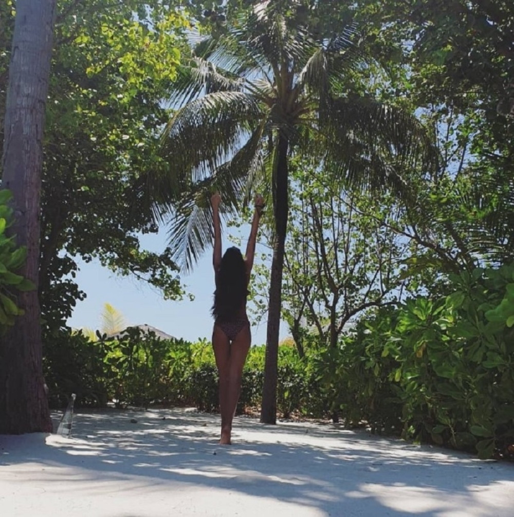 Pevačica raširila noge pa zajahala balu sena, a onda su joj ISPALE GRUDI na izvolte (VIDEO)